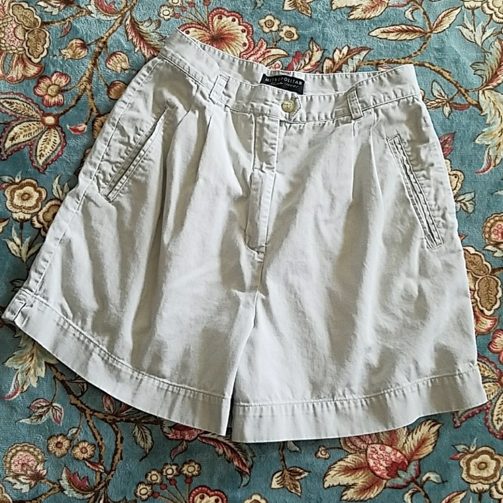 A fun pair of light khaki shorts!